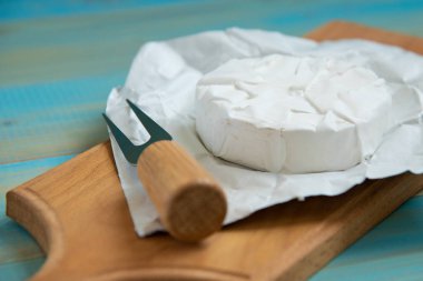 Brie veya camembert, bir çatal ile peynir