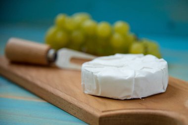 Brie veya camembert, bir çatal ile peynir
