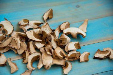 Kurutulmuş mantar, mavi ahşap bir masa üzerinde