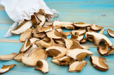 Kurutulmuş mantar, mavi ahşap bir masa üzerinde