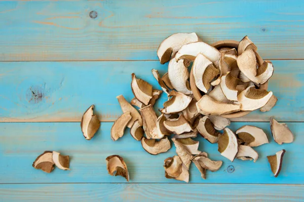 Сушеные грибы, на голубом деревянном столе — стоковое фото