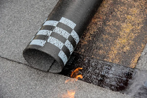 Preheating the edges of the roofing material. — Stock Photo, Image