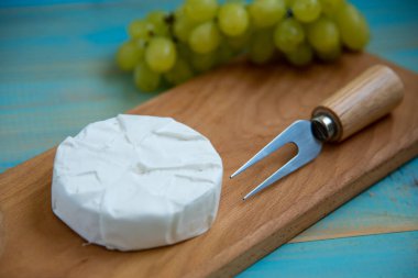 camembert peyniri ve üzüm için bir çatal ile