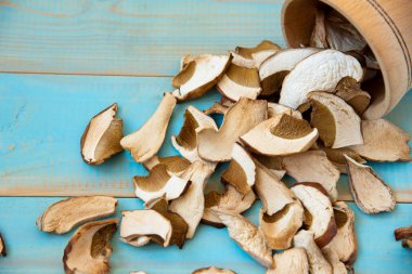 Kurutulmuş mantar, mavi ahşap bir masa üzerinde