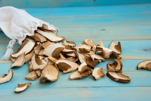 Kurutulmuş mantar, mavi ahşap bir masa üzerinde