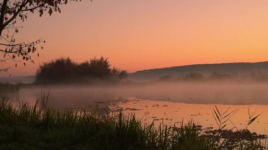Su üzerinde şafakta duman
