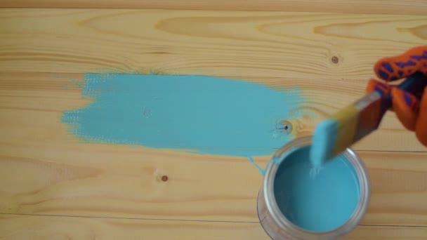 Человек Рисует Деревянную Доску Синей Краской Ручная Краска Деревянный Блок — стоковое видео