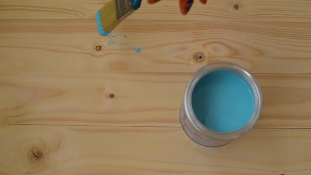 Bloco de madeira da pintura da mão com escova — Vídeo de Stock