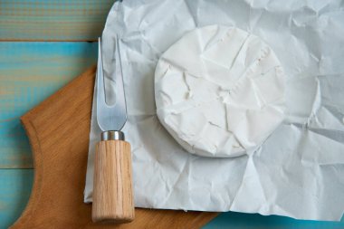Brie veya camembert, bir çatal ile peynir