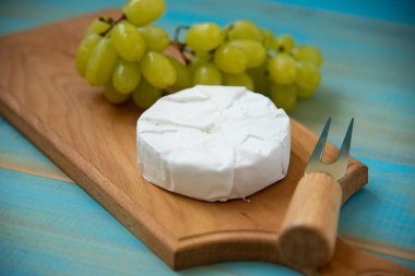 camembert peyniri ve üzüm için bir çatal ile