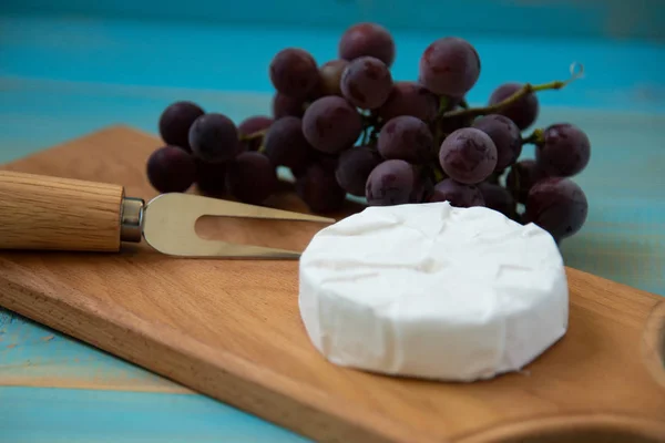 Camembert, com garfo para queijo e uva — Fotografia de Stock