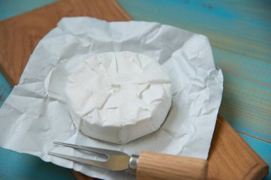 Camembert veya brie mavi ahşap arka plan üzerinde peynir