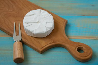 Camembert veya brie mavi ahşap arka plan üzerinde peynir