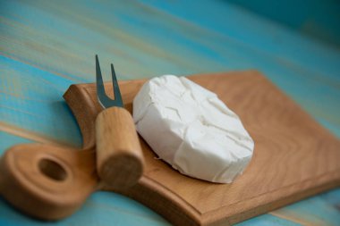 Camembert veya brie mavi ahşap arka plan üzerinde peynir