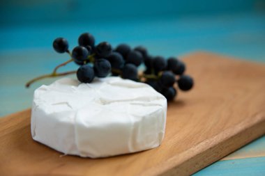 camembert peyniri ve üzüm için bir çatal ile