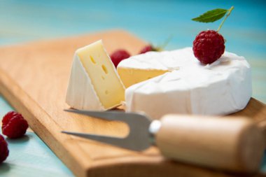 ahududu ve üzüm masada camembert peyniri