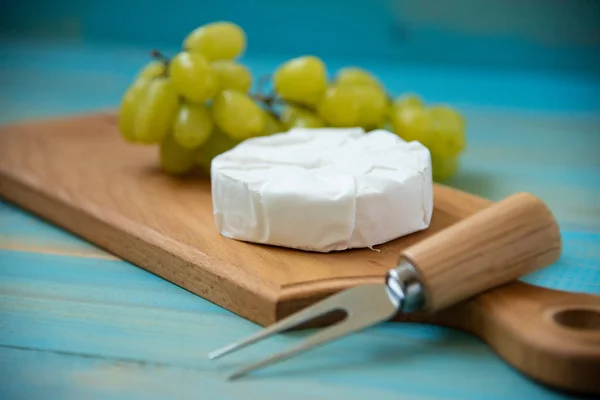 Camembert, com garfo para queijo e uva — Fotografia de Stock