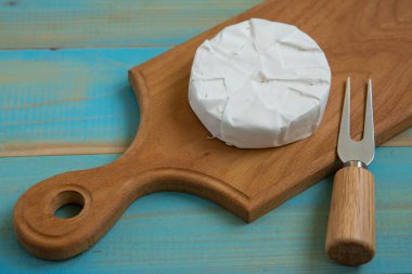 Camembert veya brie mavi ahşap arka plan üzerinde peynir