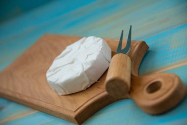Camembert veya brie mavi ahşap arka plan üzerinde peynir