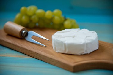camembert peyniri ve üzüm için bir çatal ile