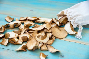 Kurutulmuş mantar, mavi ahşap bir masa üzerinde