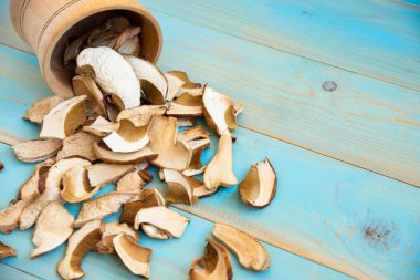 Kurutulmuş mantar, mavi ahşap bir masa üzerinde