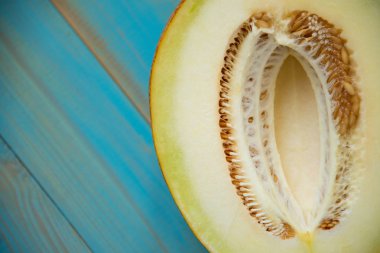 Mavi ahşap zemin üzerine taze organik kavun