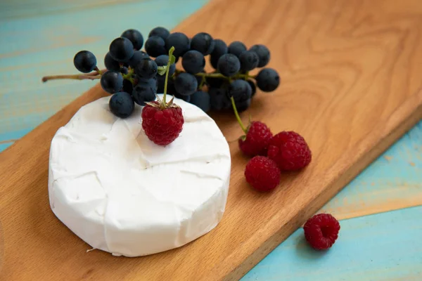 Camembert, com garfo para queijo e uva — Fotografia de Stock