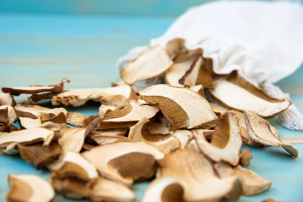 Gedroogde paddestoelen, op een blauwe houten tafel — Stockfoto