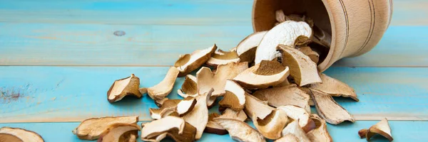 Cogumelos secos, em uma mesa de madeira azul — Fotografia de Stock