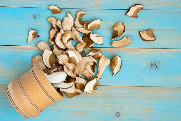Cogumelos secos, em uma mesa de madeira azul — Fotografia de Stock