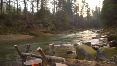 Kamp ateşi üzerine tencerede yemek yiyecek