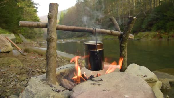 Idílica Escena Camping Con Hacha Olla Hirviendo Sobre Fuego Abierto — Vídeos de Stock