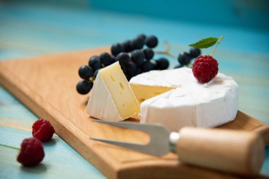 ahududu ve üzüm ile üzerinde camembert peyniri