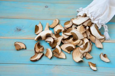 Kurutulmuş mantar, mavi ahşap bir masa üzerinde