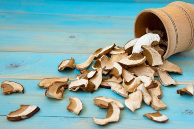 Kurutulmuş mantar, mavi ahşap bir masa üzerinde