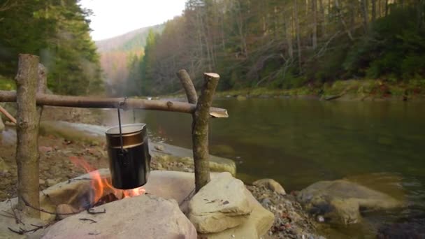 Gotowanie żywności w garnku na ognisku — Wideo stockowe