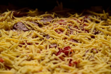 Pizza arka plan - makro lezzetli İtalyan pizza vurdu.