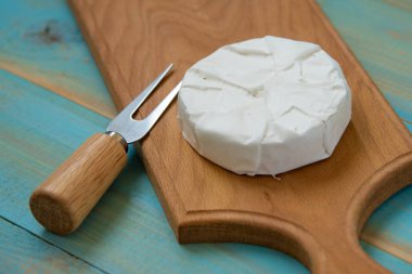 Camembert veya brie mavi ahşap arka plan üzerinde peynir