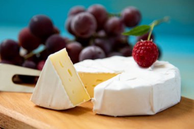 ahududu ve üzüm masada camembert peyniri