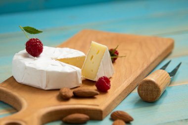 ahududu ve fındık tablo ile camembert peyniri