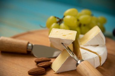 ahududu ve fındık tablo ile camembert peyniri