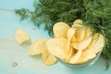 Patates cipsi ile baharatlı bir cam kase