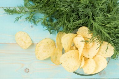 Patates cipsi ile baharatlı bir cam kase