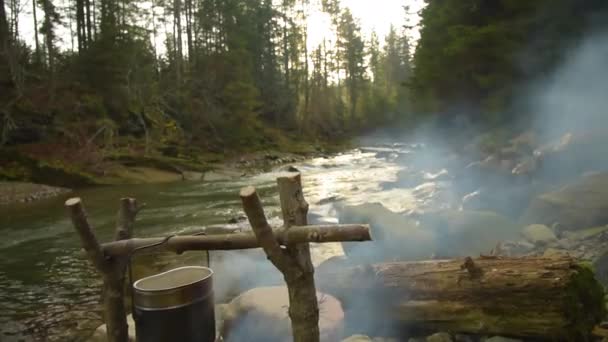모닥불에 냄비에 요리 음식 — 비디오