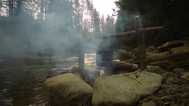 모닥불에 냄비에 요리 음식 — 비디오
