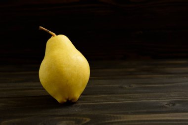 Eski ahşap tahta üzerinde sarı olgun taze armut