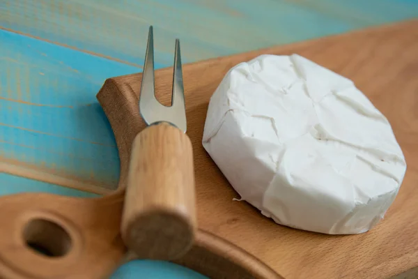 Sýr brie nebo camembert, vidličkou — Stock fotografie