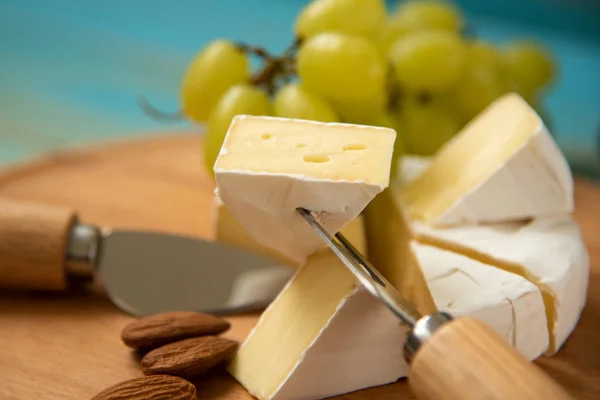 Plátky sýru camembert na prkně — Stock fotografie