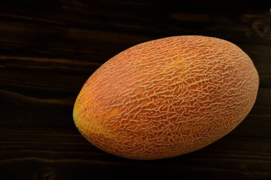 Eski siyah ahşap masa üzerinde taze kavunlar